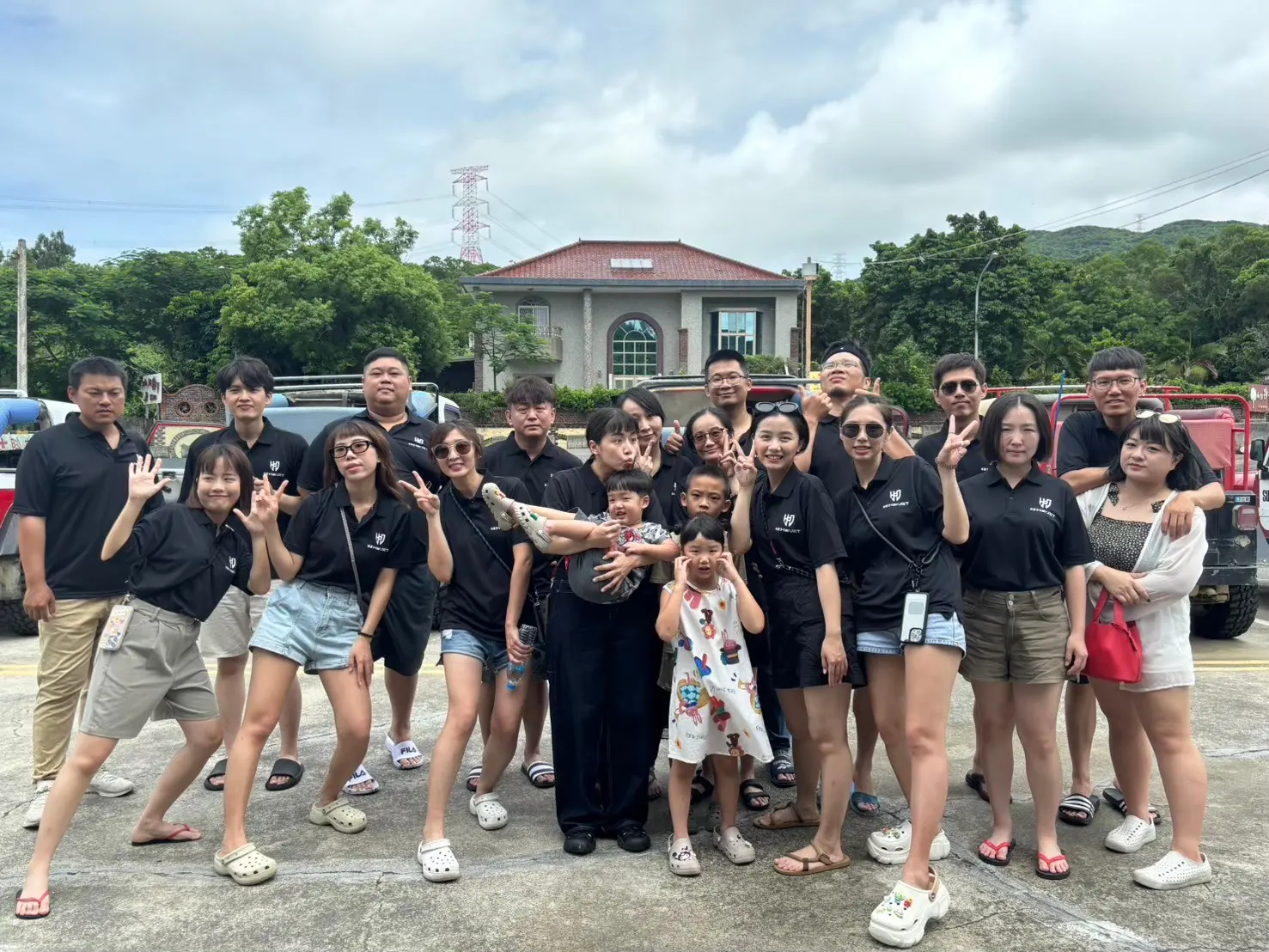 禾捷電子科技團隊合照，成員身著印有 HarJET 盾牌標誌的黑色制服